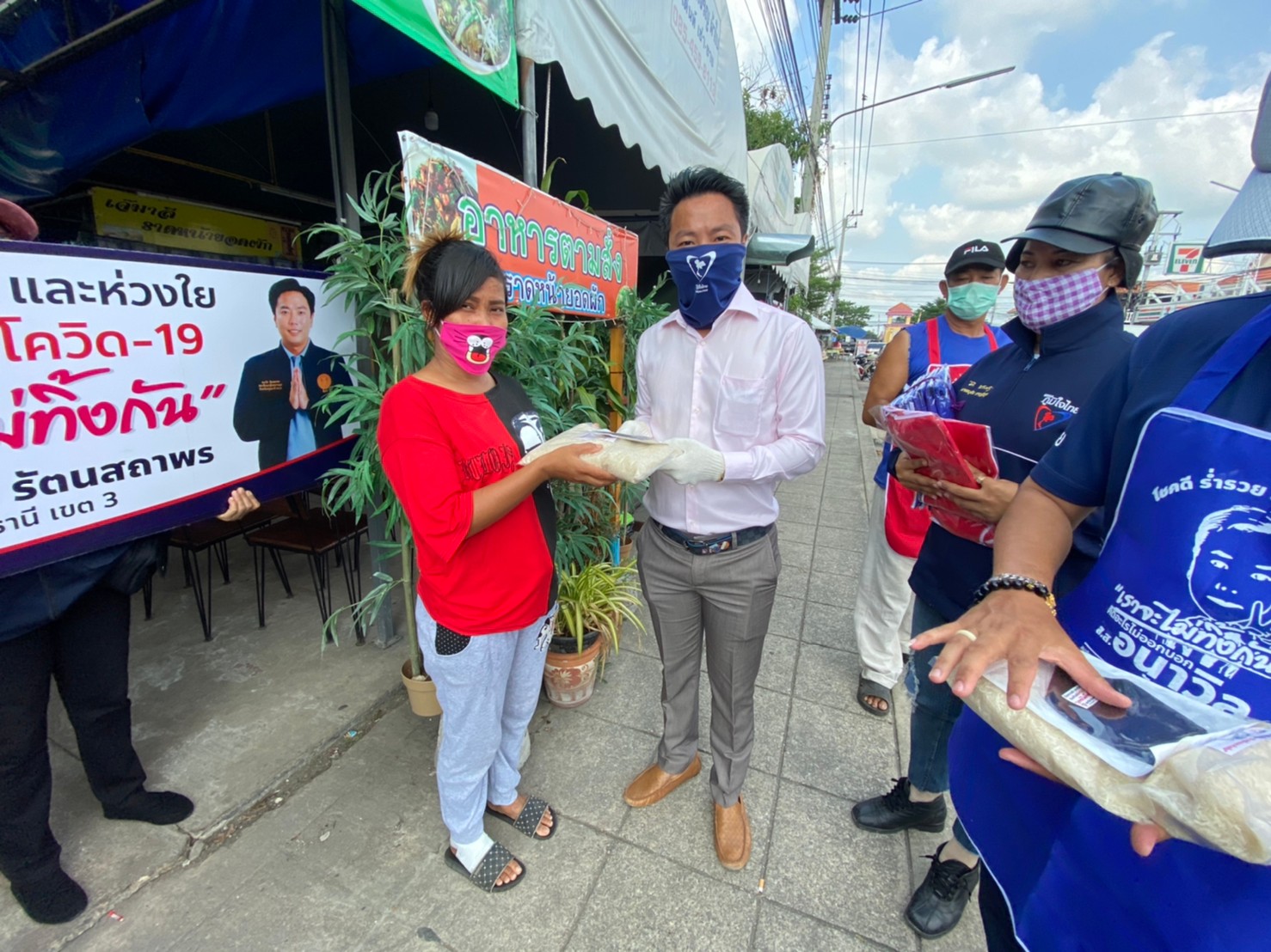 'ส.ส.อนาวิล' ภท. พร้อมทีมงาน ประสานผู้นำชุมชนลงพื้นที่เดินเคาะประตูบ้านเยี่ยมเยียน ให้กำลังใจสู้ภัยโควิด-19 อย่างต่อเนื่อง !!