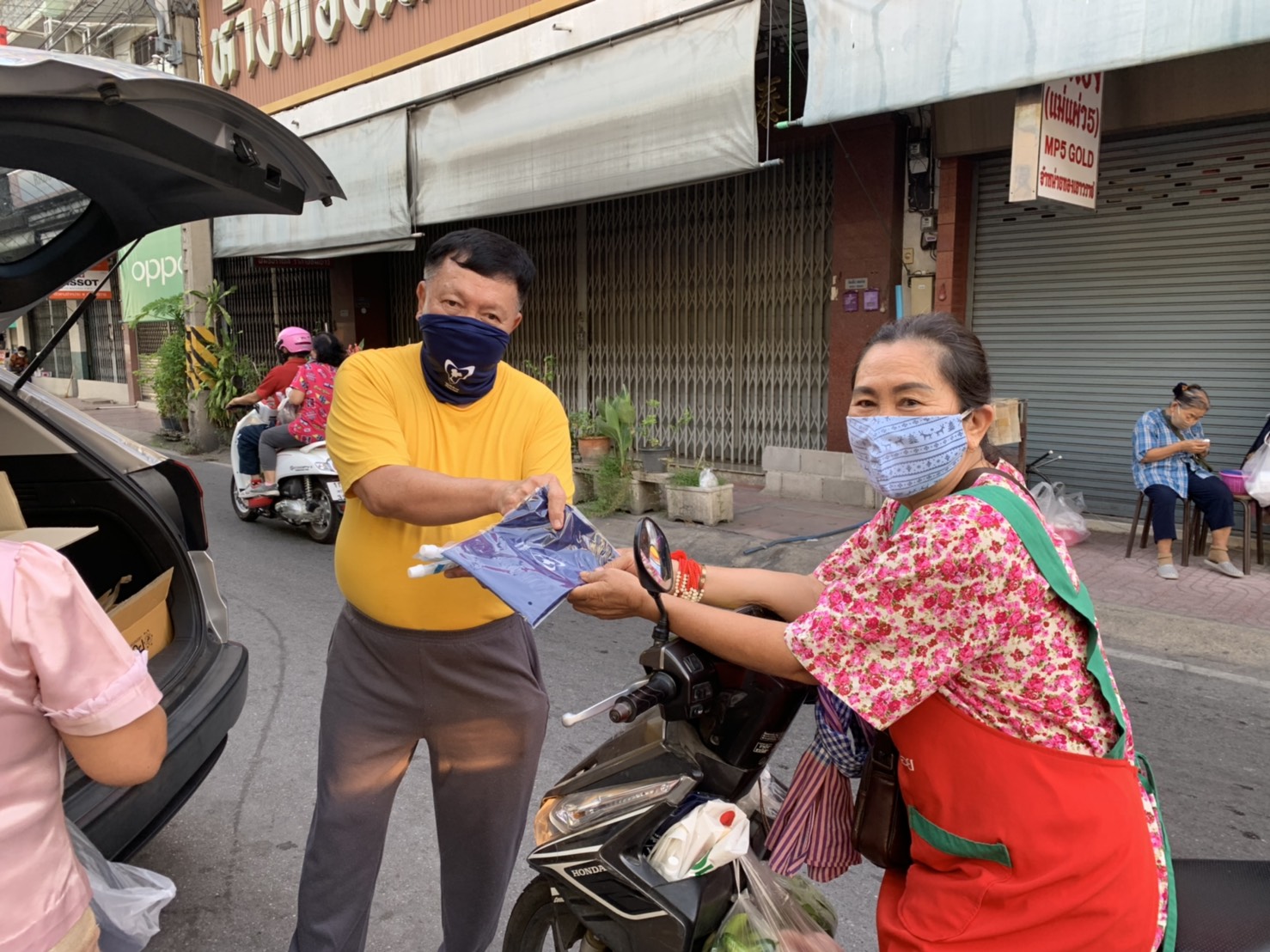 'วิรัช' ส.ส.บัญชีรายชื่อ ภท. รุดหน้าลงพื้นที่มอบผ้าบัฟ และเจลแอลกอฮอล์ล้างมือแก่ประประชาชน เพื่อป้องกันโควิด-19