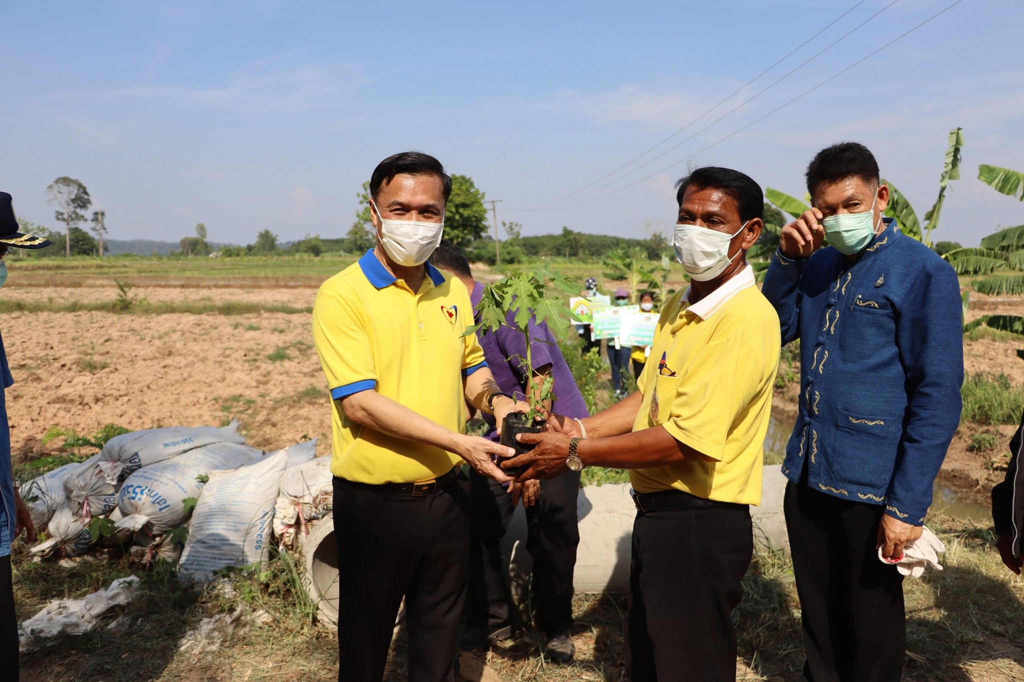 'ดร ทรงศักดิ์' ตรวจติดตามกิจกรรมจิตอาสาต้านภัยแล้ง เชื่อมคลองส่งน้ำกับหนองน้ำด้วยท่อ และมอบพันธุ์ผักสวนครัว สร้างความมั่นคงทางอาหาร