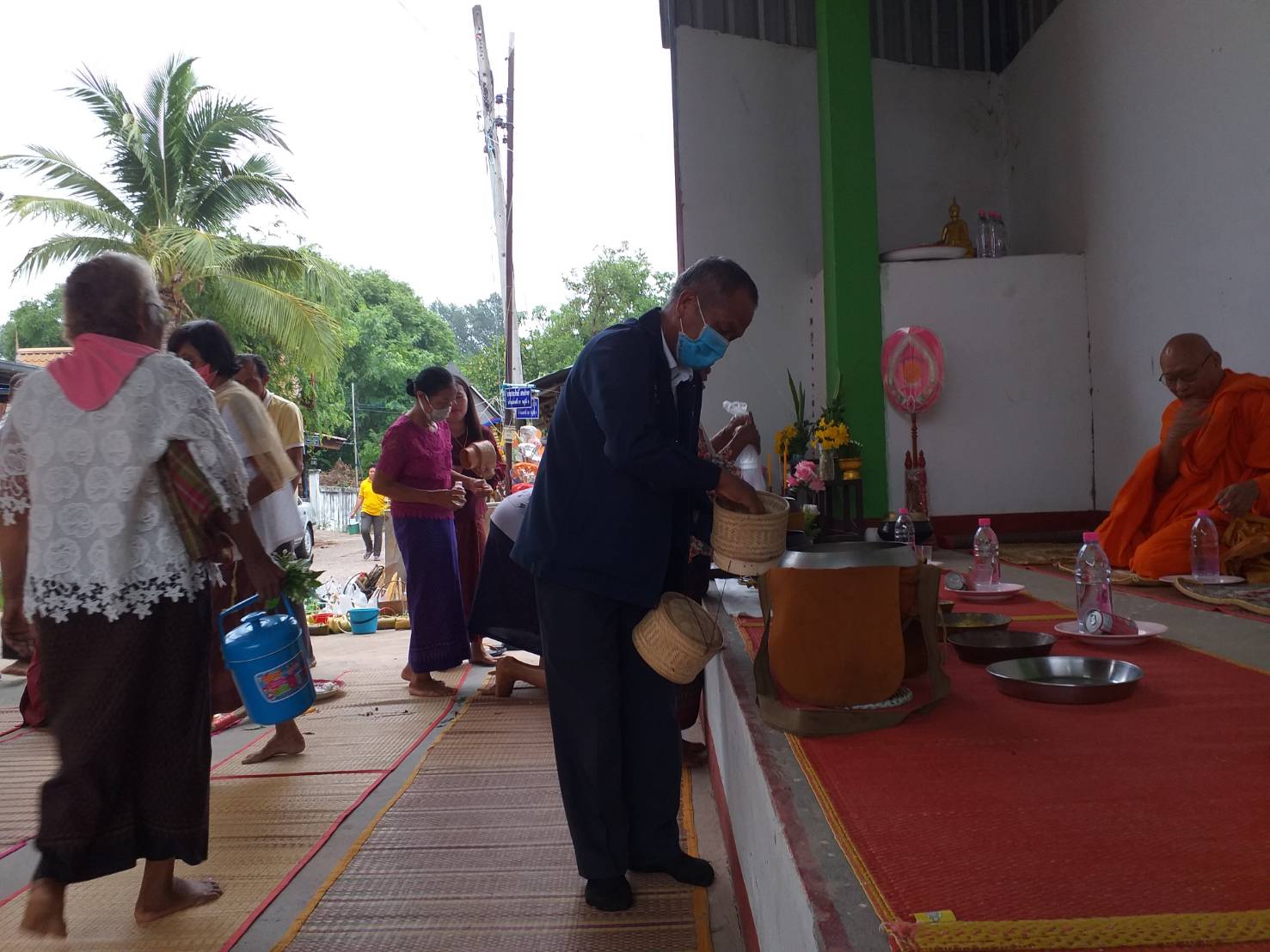 'สำลี' ส.ส.บัญชีรายชื่อ ภท.ร่วมทำบุญกับพี่น้องประชาชนที่บ้านยาง จ.มหาสารคาม