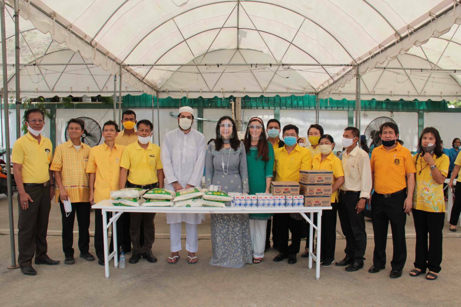 รมช.เกษตรฯ ลงพื้นที่มอบผลิตภัณฑ์นม ยู เอช ที ไทยเดนมาร์ค และอาหารเนื่องในวันวันอีดิ้ลฟิรตริ เพื่อเป็นขวัญและกำลังใจให้แก่พี่น้องประชาชนจากสถานการณ์โควิด-19