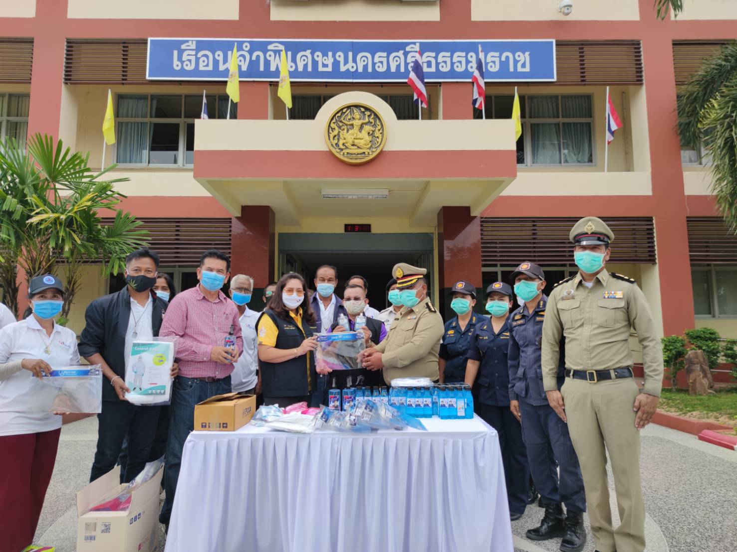 'ดร.นาที' ส.ส.บัญชีรายชื่อ ภท. ห่วงใยประชาชน ลงพื้นที่เยี่ยมให้กำลัง พร้อมมอบสิ่งของจำเป็นแก่เรือนจำกลาง จ.นครศรีธรรมราช และผู้ประกอบการร้านอาหาร