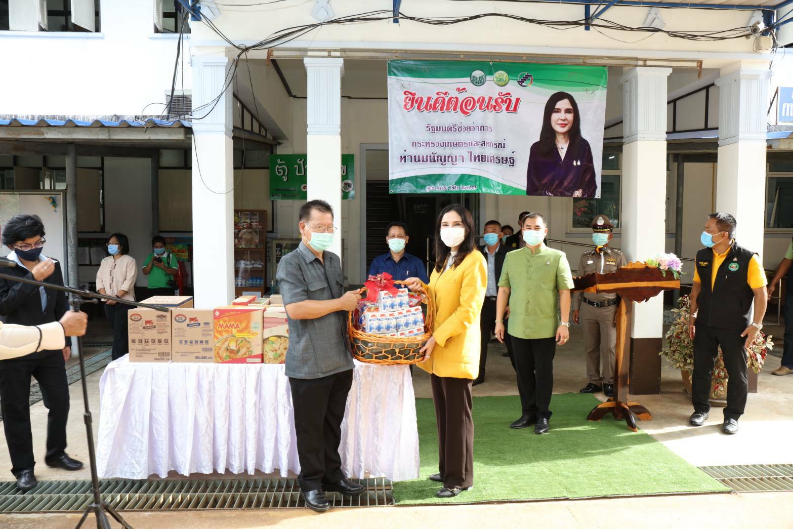 ‘มนัญญา’ แบ่งปันผลิตภัณฑ์นม ยู เอช ที ไทยเดนมาร์ค อาหารแห้ง และเครื่องใช้ต่างๆ เพื่อเติม โครงการ "ตู้ปันสุข" เพื่อบรรเทาความเดือดจากพิษโควิด-19