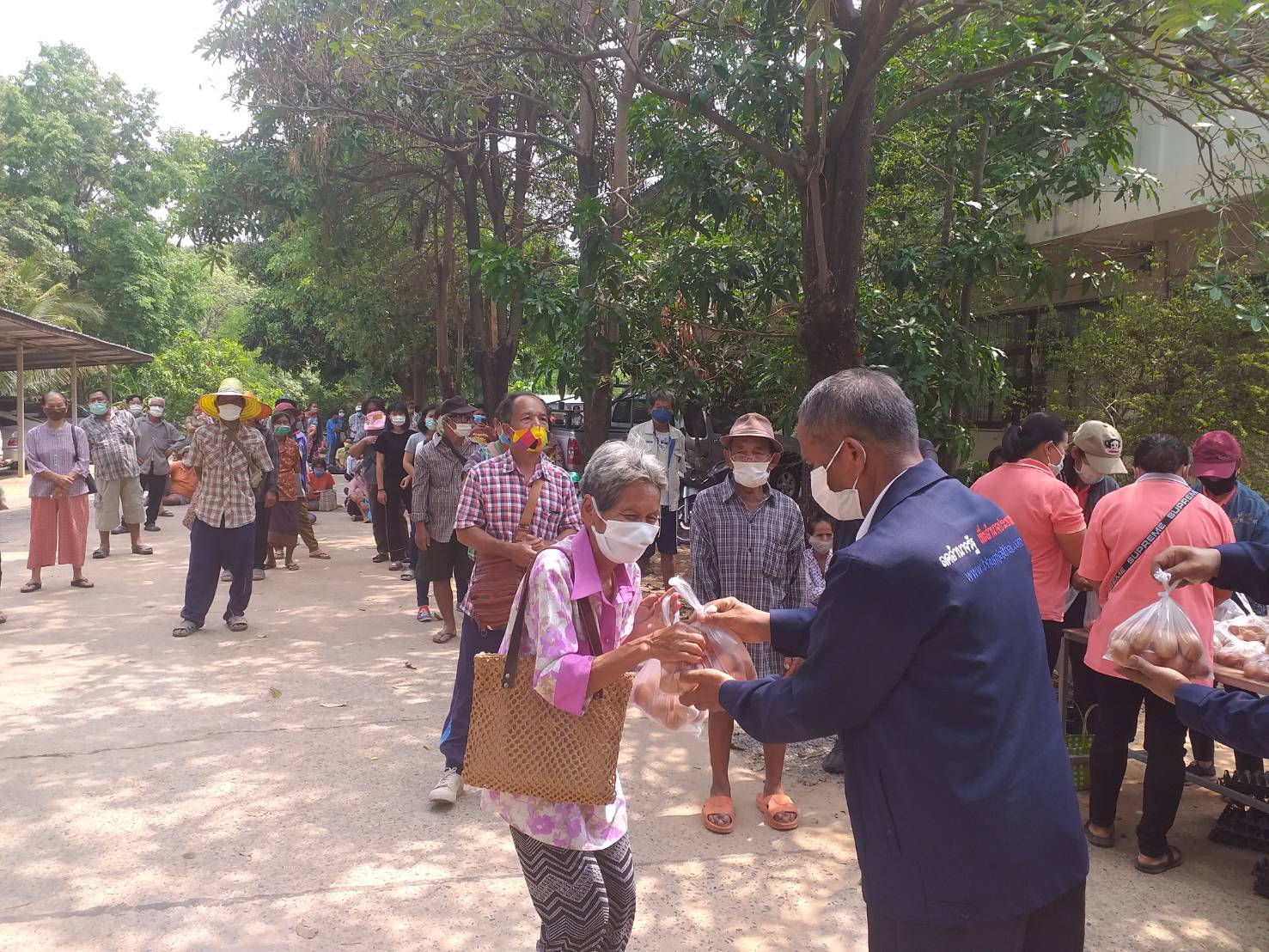 "สำลี รักสุทธี" ส.ส.มหาสารคาม ลงพื้นที่มอบไข่ไก่ให้ชาวบ้านต.ห้วยแอ่ง และ ต.ท่าตูม อ.เมืองมหาสารคาม ต่อเนื่อง