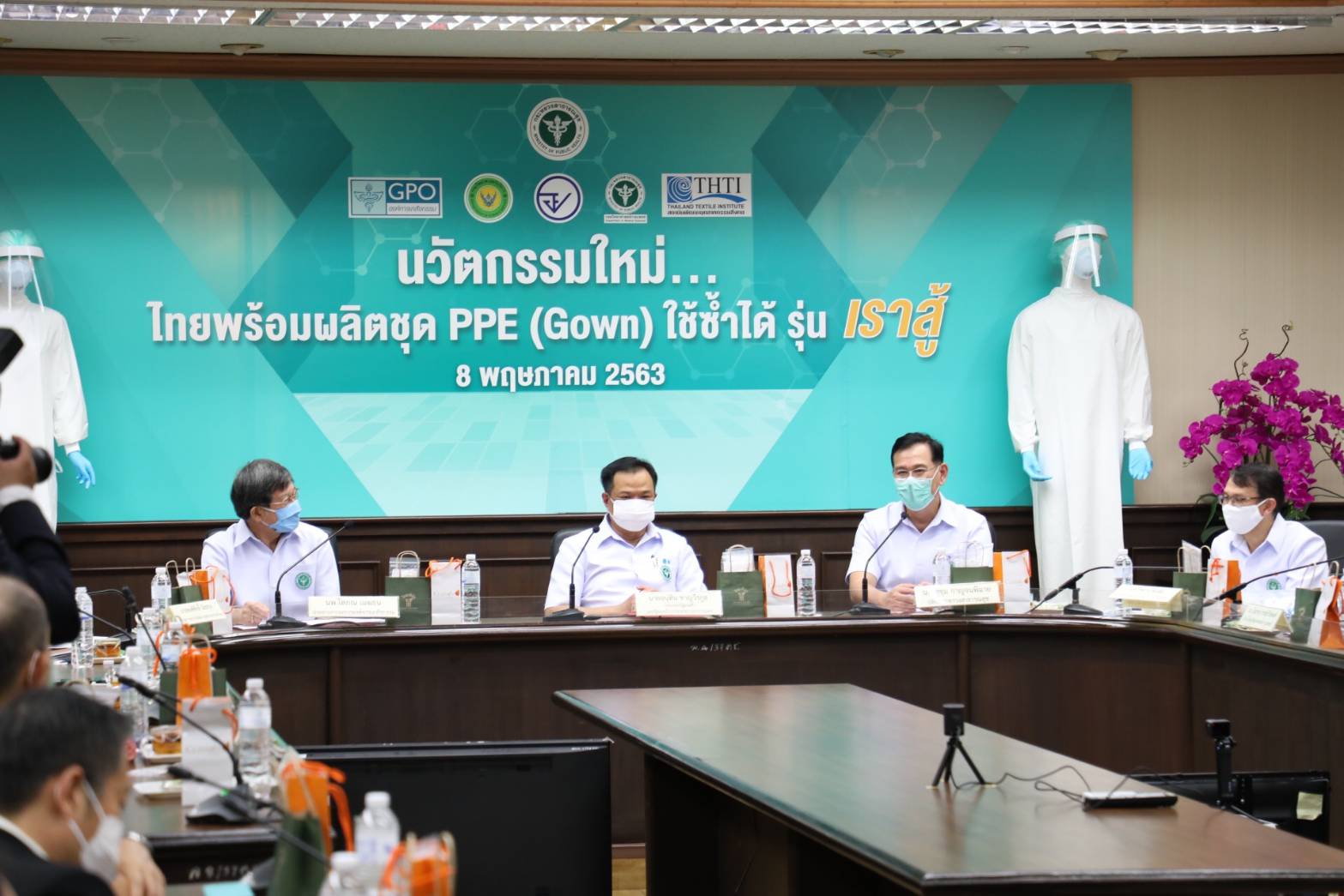 “อนุทิน” เปิดตัว ชุด PPE แบบ REUSE ฝีมือคนไทย รับรองมาตรฐานคุมโรค ชี้ ประหยัดงบนับหมื่นล้าน ตั้งเป้า หมุนเงินสร้างโรงงานวัคซีน