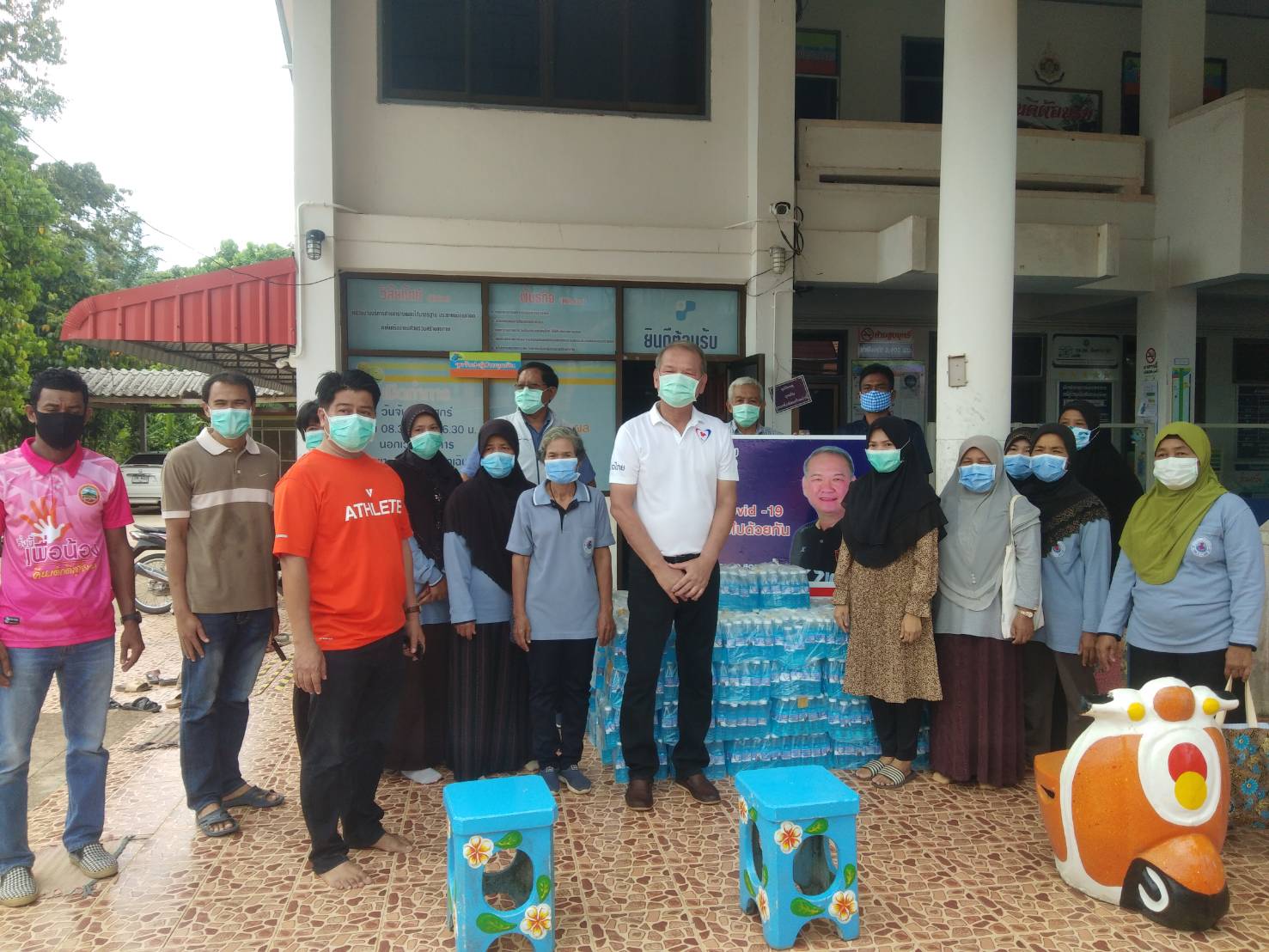 "ส.ส.พิบูลย์" ลงพื้นที่เยี่ยมเจ้าหน้าที่ รพ.สต.ต่อเนื่อง มอบแอลกอฮอล์ และเยี่ยมโต๊ะอิหม่าม มอบอินทผลัมตามมัสยิดต่าง ๆ