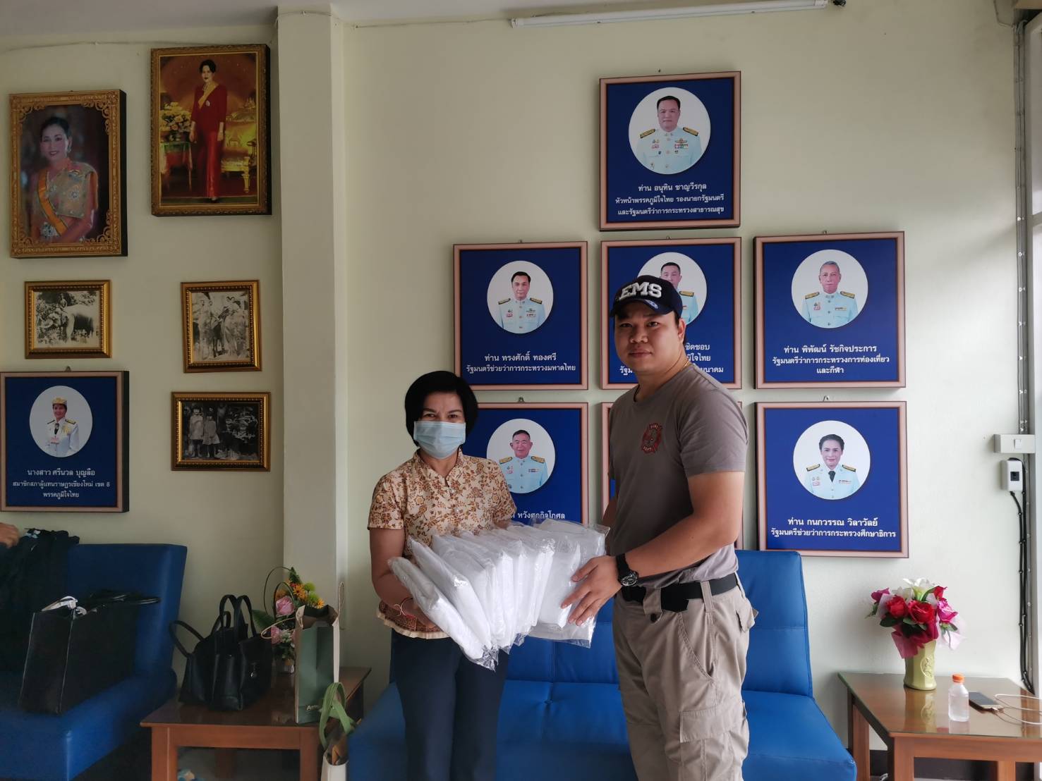 ‘ศรีนวล’ ส.ส.เชียงใหม่ ห่วงใยประชาชน มอบชุด PPE แก่ทีมงานกู้ชีพกู้ภัยพุทไธสวรรย์บ้านแม เพื่อใช้ประโยชน์ในการปฏิบัติงานป้องกัน Covid-19