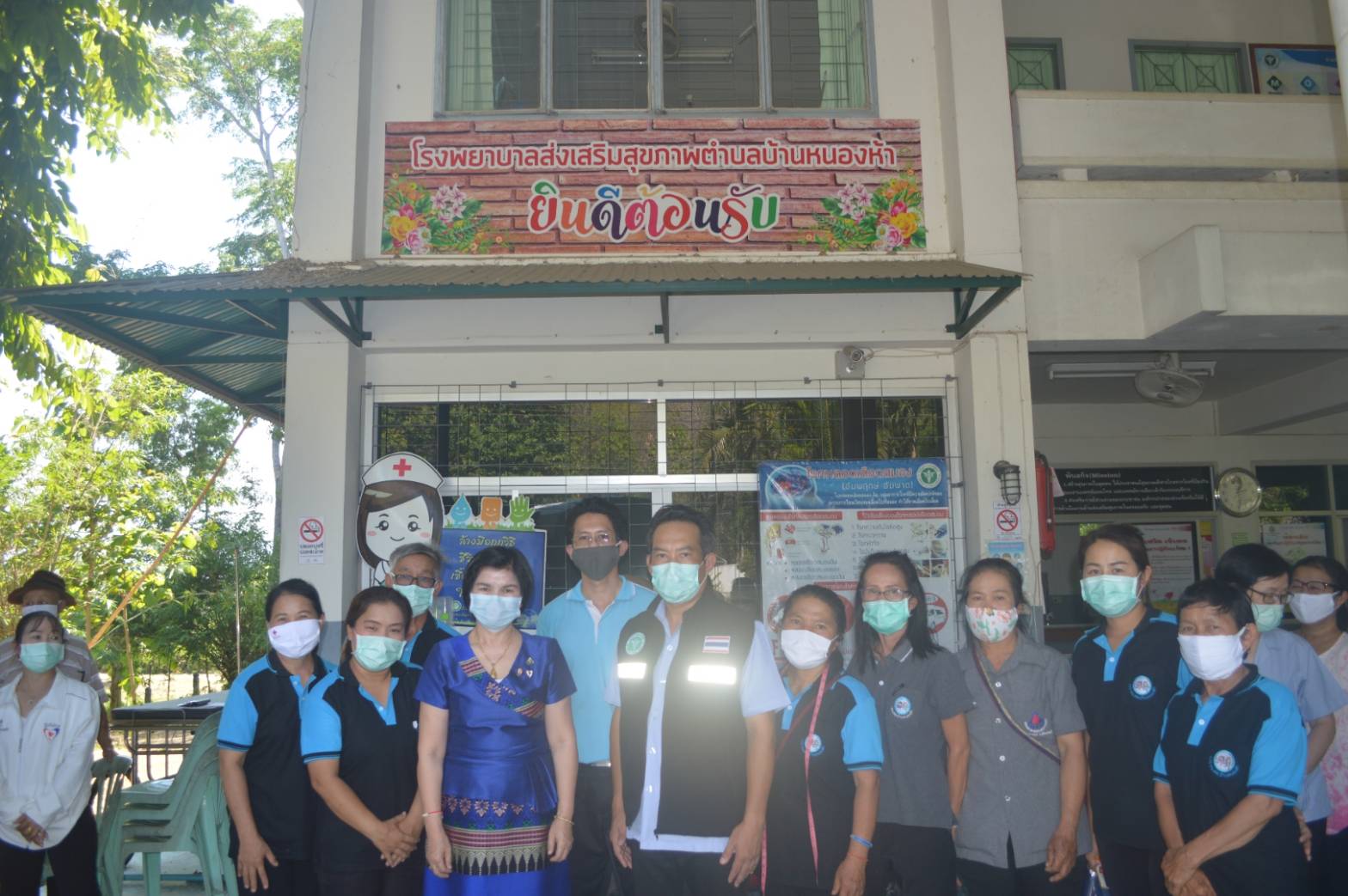 'ศรีนวล' ส.ส. เชียงใหม่ ภท.พร้อมทีมงานงพื้นที่มอบถุงยังชีพให้ผู้ได้รับผลกระทบจาก Covid-19 ที่ อ.สันป่าตอง