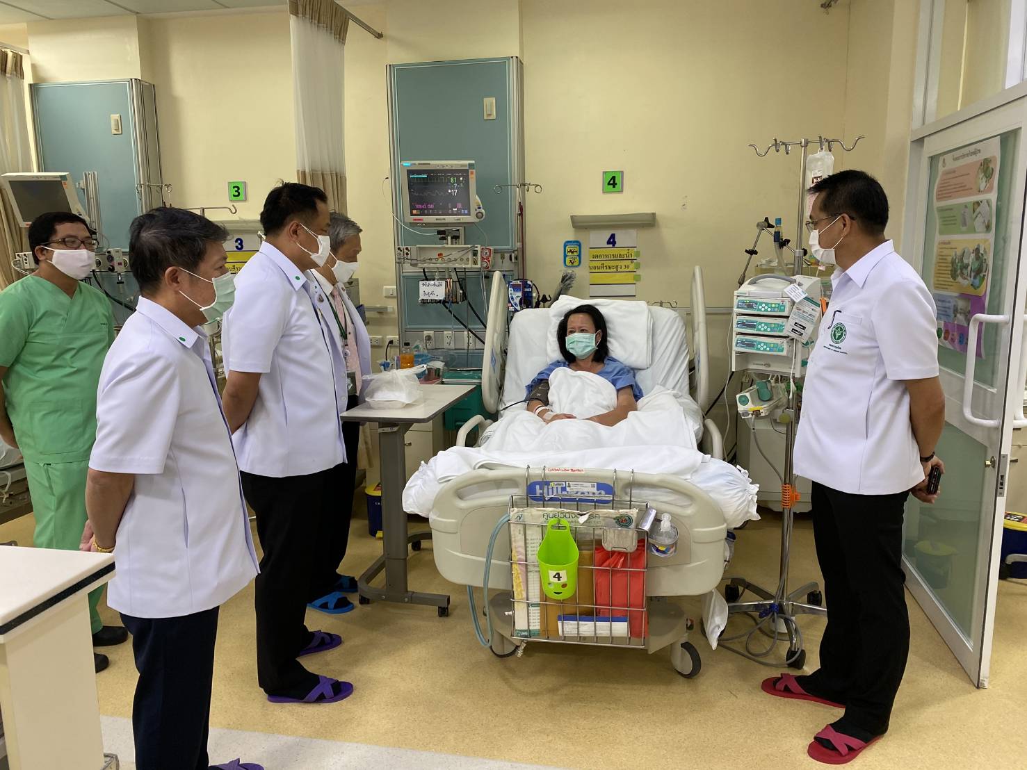 "อนุทิน" เยี่ยม "พยาบาลรุ่ง" หลังโหมงานหนัก ต้องเข้า ร.พ. อัพเดท อาการล่าสุด รู้สึกตัว สื่อสารได้แล้ว พร้อมขอบคุณ ที่ทุ่มเทเต็มที่ ย้ำ สธ.พร้อมดูแลรักษาสุดความสามารถ