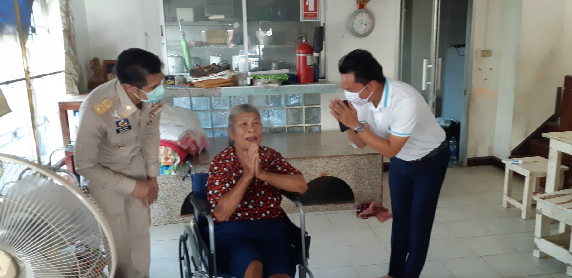 "ส.ส.อนาวิล" ห่วงใย ผู้สูงอายุ และผู้พิการ ลงพื้นที่ ต.คลองสาม อ.คลองหลวง จ.ปทุมฯ มอบของใช้จำเป็นเพื่อบรรเทาความเดือดร้อน