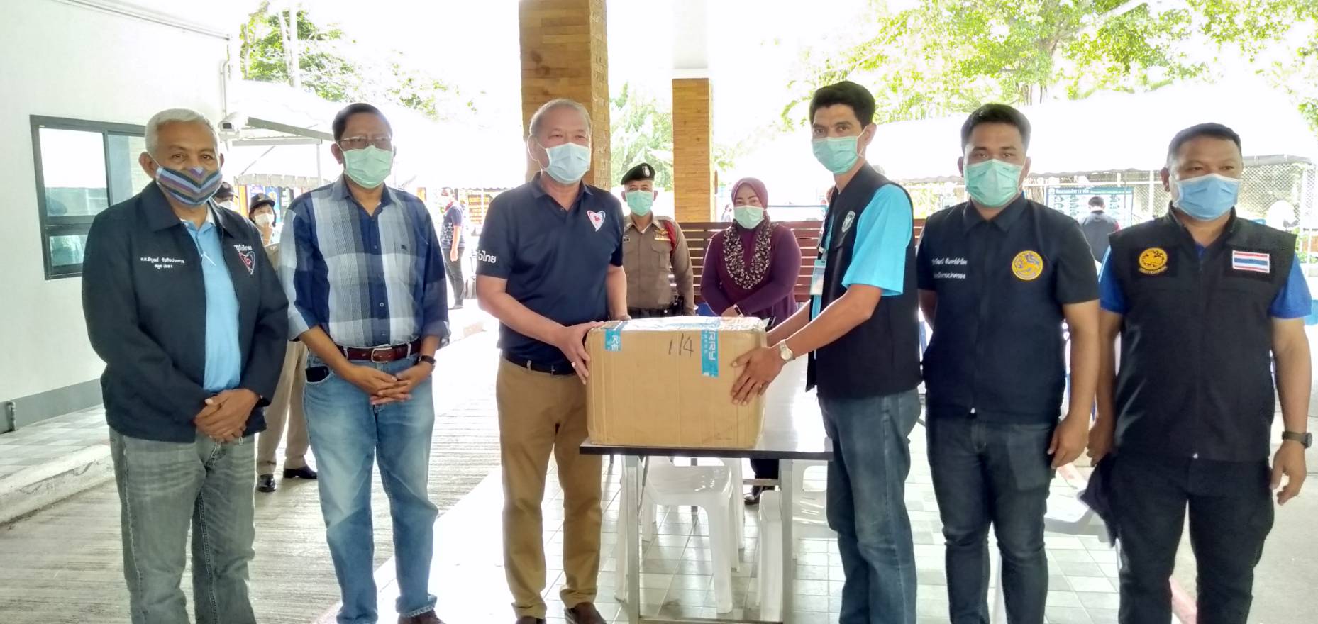 "ส.ส.พิบูลย์ รัชกิจประการ" ลงพื้นที่มอบชุด PPE ให้กับเจ้าหน้าที่ด่านวังประจัน ต.ประจัน จ.สตูล