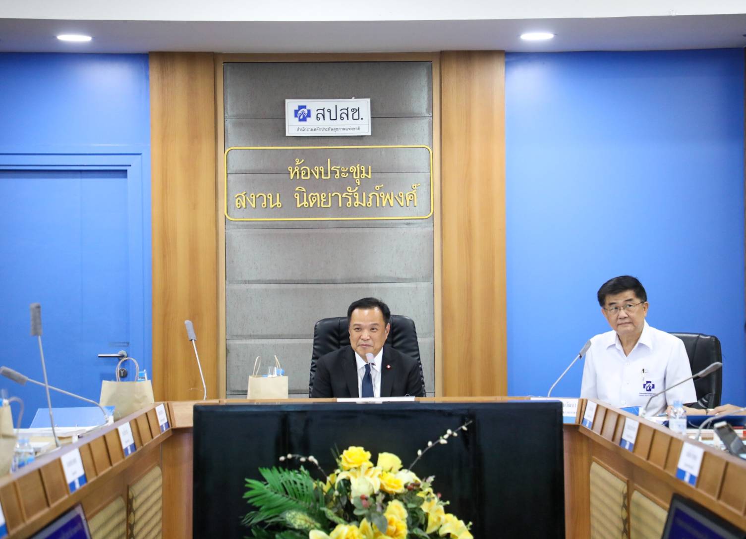 บัตรทองต้องดีขึ้น ! "อนุทิน" เตรียมเสนอ ครม. ยกระดับบริการช่วงโควิดรับมาตรการเว้นระยะห่าง คนตกงานแห่ใช่สิทธิ์