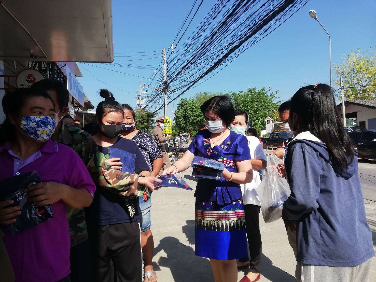 'ศรีนวล' ส.ส.เชียงใหม่ ภท. รุดหน้าลงพื้นที่มอบผ้าบัฟ และเจลล้างมือแอลกอฮอล์ให้กับประชาชนในพื้นที่ จ.เชียงใหม่อย่างต่อเนื่อง