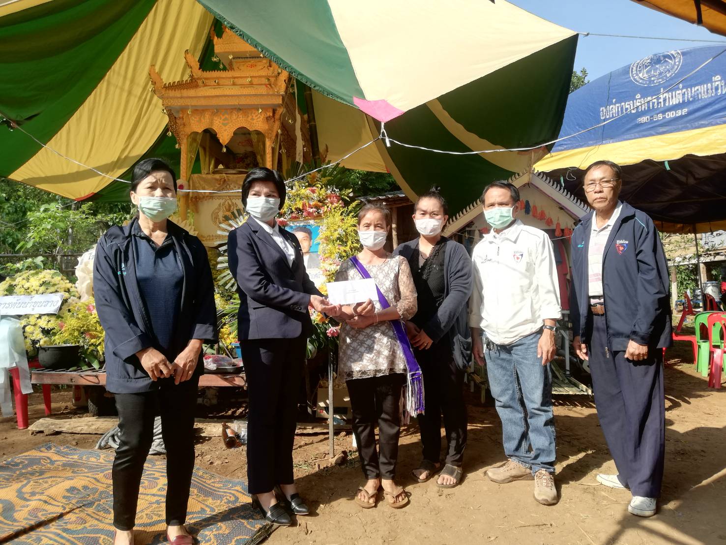 'ศรีนวล' ส.ส.เชียงใหม่ ภท. ลงพื้นที่มอบเครื่องอุปโภคและบริโภคแก่ผู้ได้รับผลกระทบ Covid-19 อย่างต่อเนื่อง