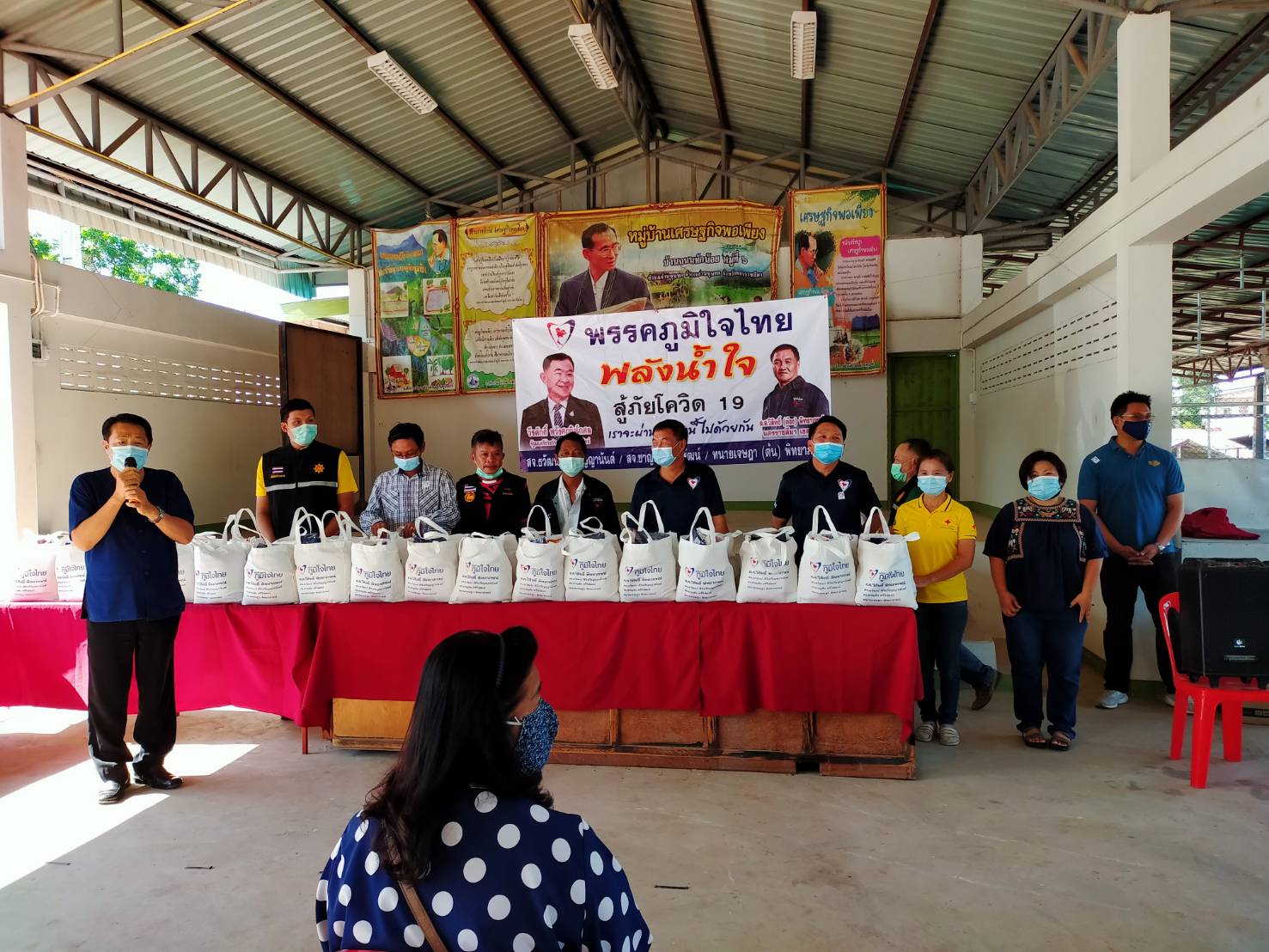 "ส.ส.วิสิทธิ์" ลงพื้นที่มอบถุงยังชีพ พร้อมด้วยหน้ากากผ้า และเจลแอลกอฮอล์ล้างมือ ให้กับพี่น้องชาวด่านขุนทด และเทพารักษ์ จ.นครราชสีมา