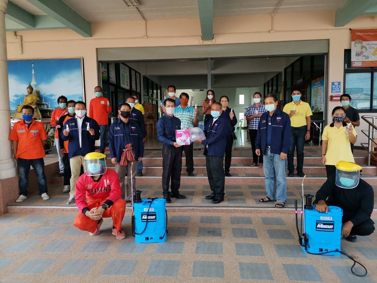 "สำลี รักสุทธี" ส.ส.มหาสารคาม ลงพื้นที่มอบสิ่งของป้องกันโควิด-19 แก่ จนท.อ.สองคอน และช่วยเหลือผู้ยากไร้