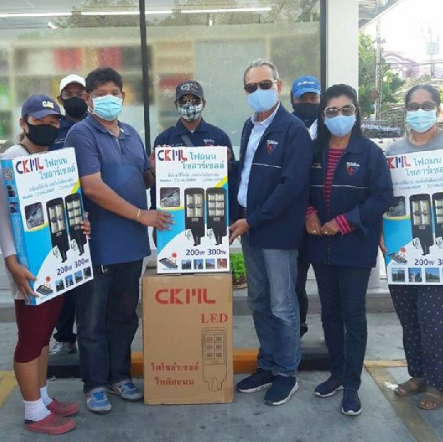 ห่วงใย ใส่ใจ ประชาชน "ส.ส.มณฑล" จัดเต็ม มอบชุดโคมไฟโซล่าเซลล์ให้ชาวชุมชนดอกไม้ เขตประเวศ กทม. เพื่อใช้ประโยชน์สาธารณะ