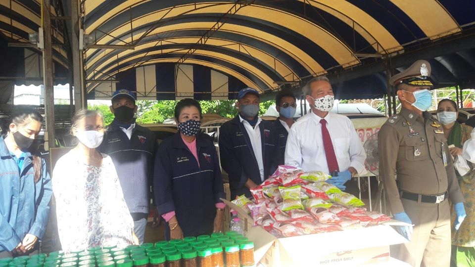 "ส.ส.มณฑล" ร่วมแจกข้าวสาร อาหารแห้ง ข้าวกล่อง ให้พี่น้องชาวเขตสวนหลวงต่อเนื่อง ร่วมกับ สน.คลองตัน