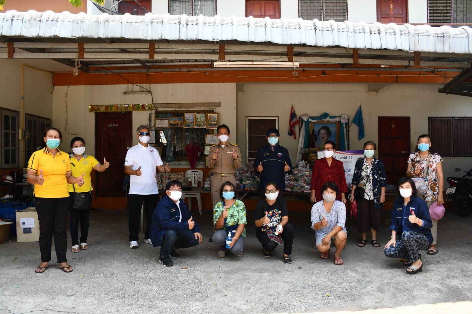 ‘ฐิตินันท์’ ส.ส.ขอนแก่น ภท. ลงพื้นที่แจกข้าวสารอาหารแห้ง พร้อมเจลแอลกอฮอลล์ล้างมือแก่ผู้ที่ได้รับผลกระทบจากพิษโควิด-19