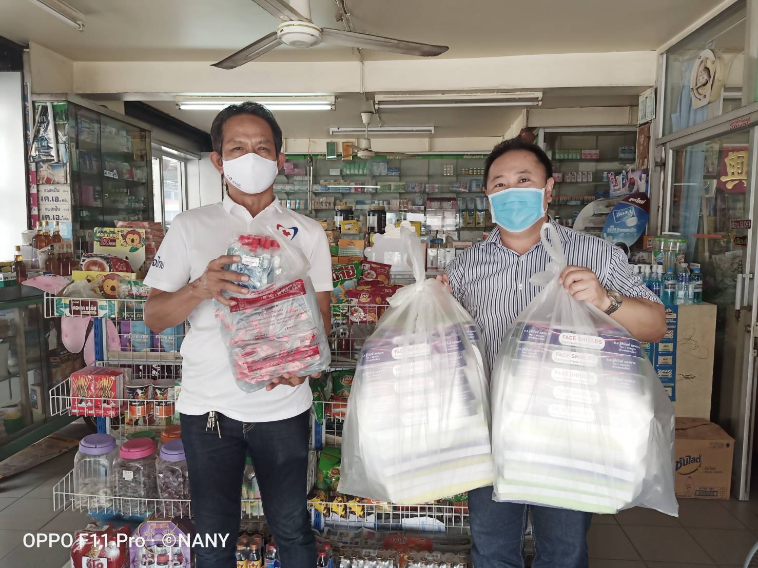 "นันนี่ ฐิตินันท์" ส.ส.ขอนแก่น มอบหมายให้ทีมงาน นำ Face shields มอบให้กับ รพ.พระอาจารย์แบน ธนากโร จ.สกลนคร