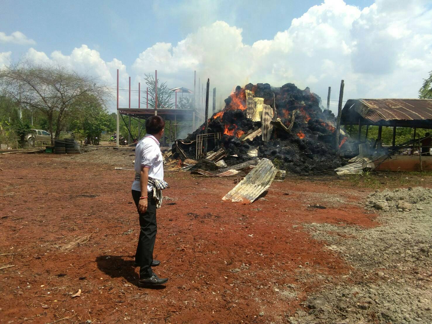 วอดทั้งหลัง ! "ส.ส.พรชัย" รุดช่วยเหลือบ้านเรือนราษฎรทันที หลังรับแจ้งเหตุเพลิงไหม้ ม.3 ต.แชะ อ.ครบุรี จ.นครราชสีมา โชคดี ไร้คนบาดเจ็บ