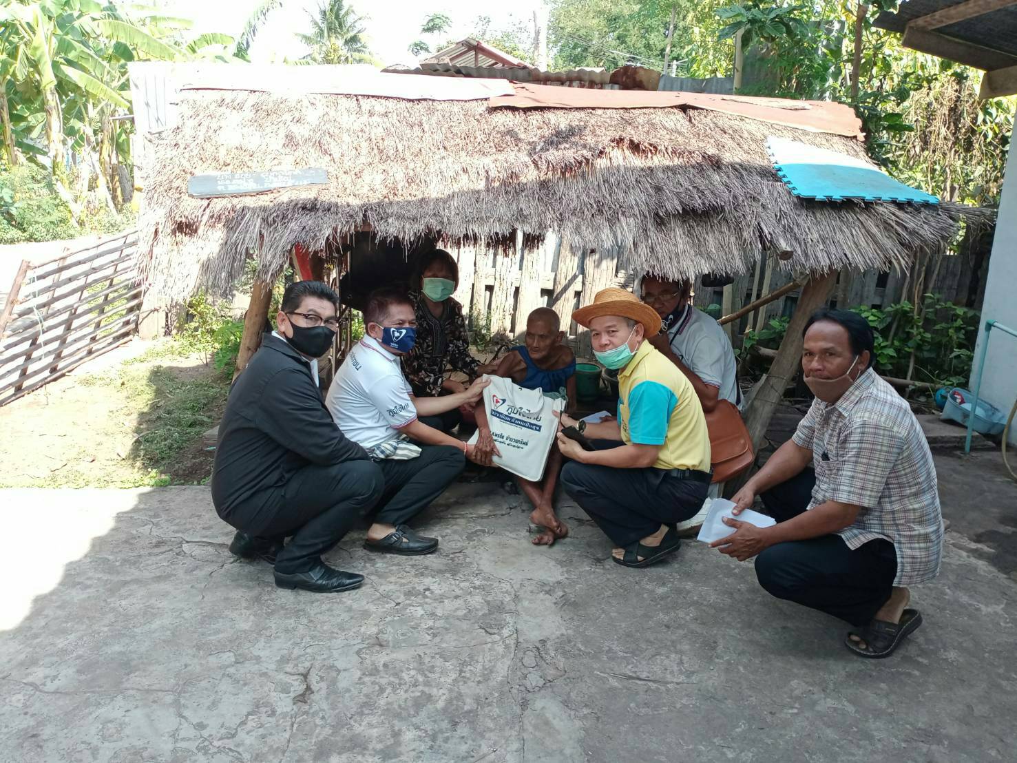 ห่วงใย ใส่ใจ ลงพื้นที่ต่อเนื่อง "ส.ส.พรชัย" มอบถุงยังชีพให้กับผู้ยากไร้ ผู้พิการ และผู้ป่วยติดเตียง ที่เขตเทศบาลจระเข้หิน อ.ครบุรี จ.นครราชสีมา