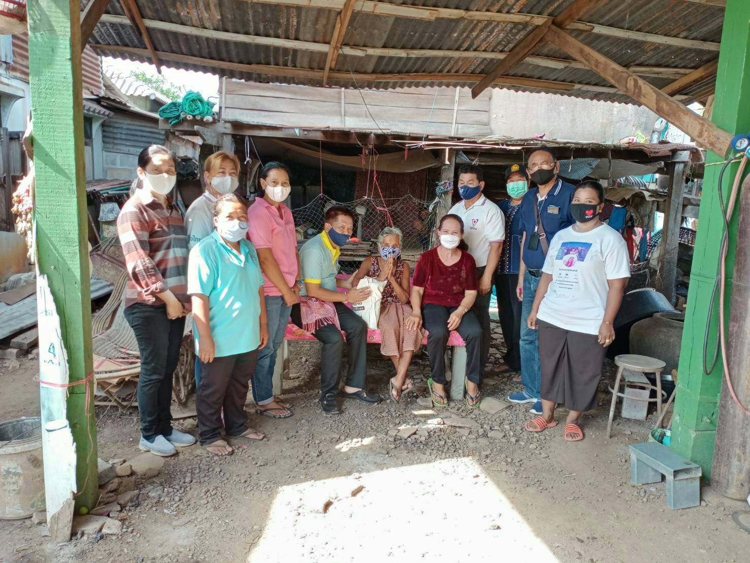 "ส.ส.พรชัย" ลงพื้นที่มอบถุงยังชีพแก่ผู้ยากไร้ ผู้พิการ และผู้ป่วยติดเตียง 8 หมู่บ้าน ในพื้นที่ ต.อรพิมพ์ อ.ครบุรี จ.นครราชสีมา