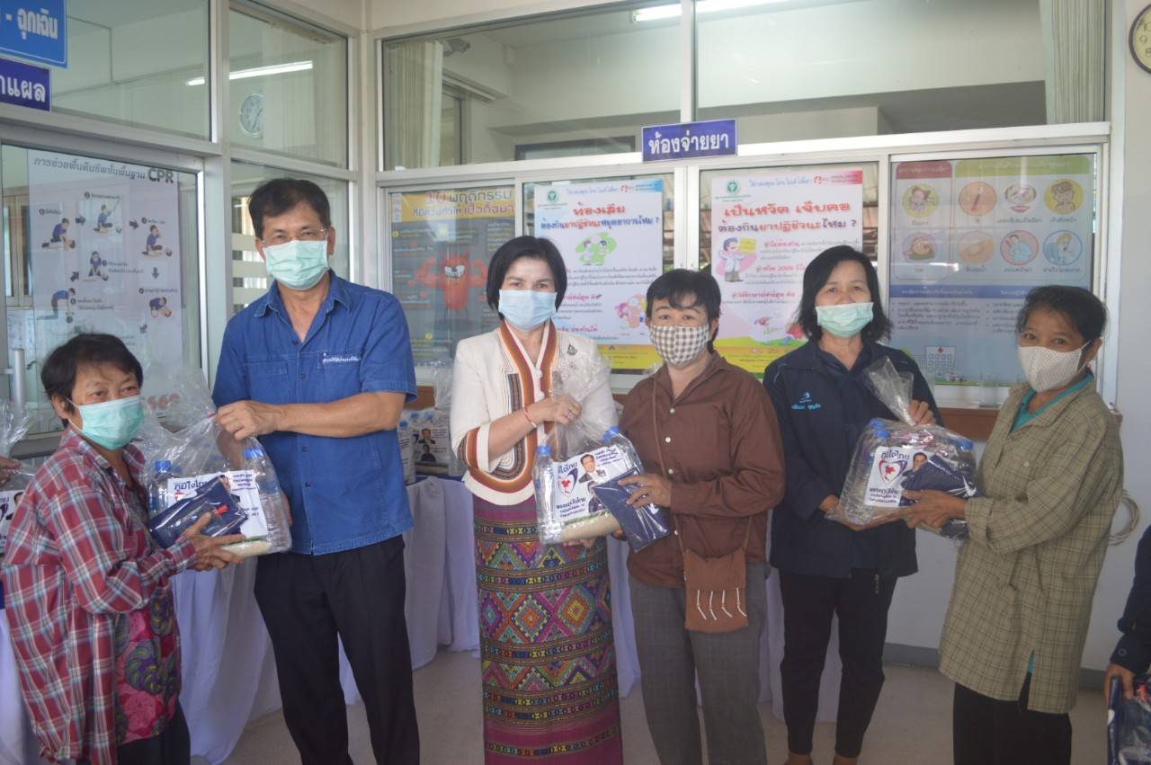 'ศรีนวล' ส.ส.เชียงใหม่ ภท. ลงพื้นที่มอบถุงยังชีพเจลแอลกฮอล์ล้างมือ และผ้าบัฟพื่อสร้างขวัญและกำลังใจแก่ประชาชนผู้ได้รับผลกระทบ Covid-19 อย่างต่อเนื่อง