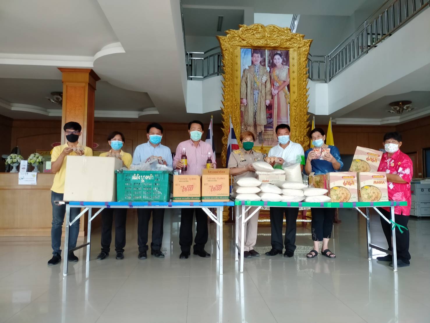 "ส.ส.วิสิทธิ์ พิทยาภรณ์" มอบข้าวสาร อาหารแห้ง ไข่ไก่ และเติมใส่ตู้ปันสุข หน้าอำเภอด่านขุนทด จ.นครราชสีมา