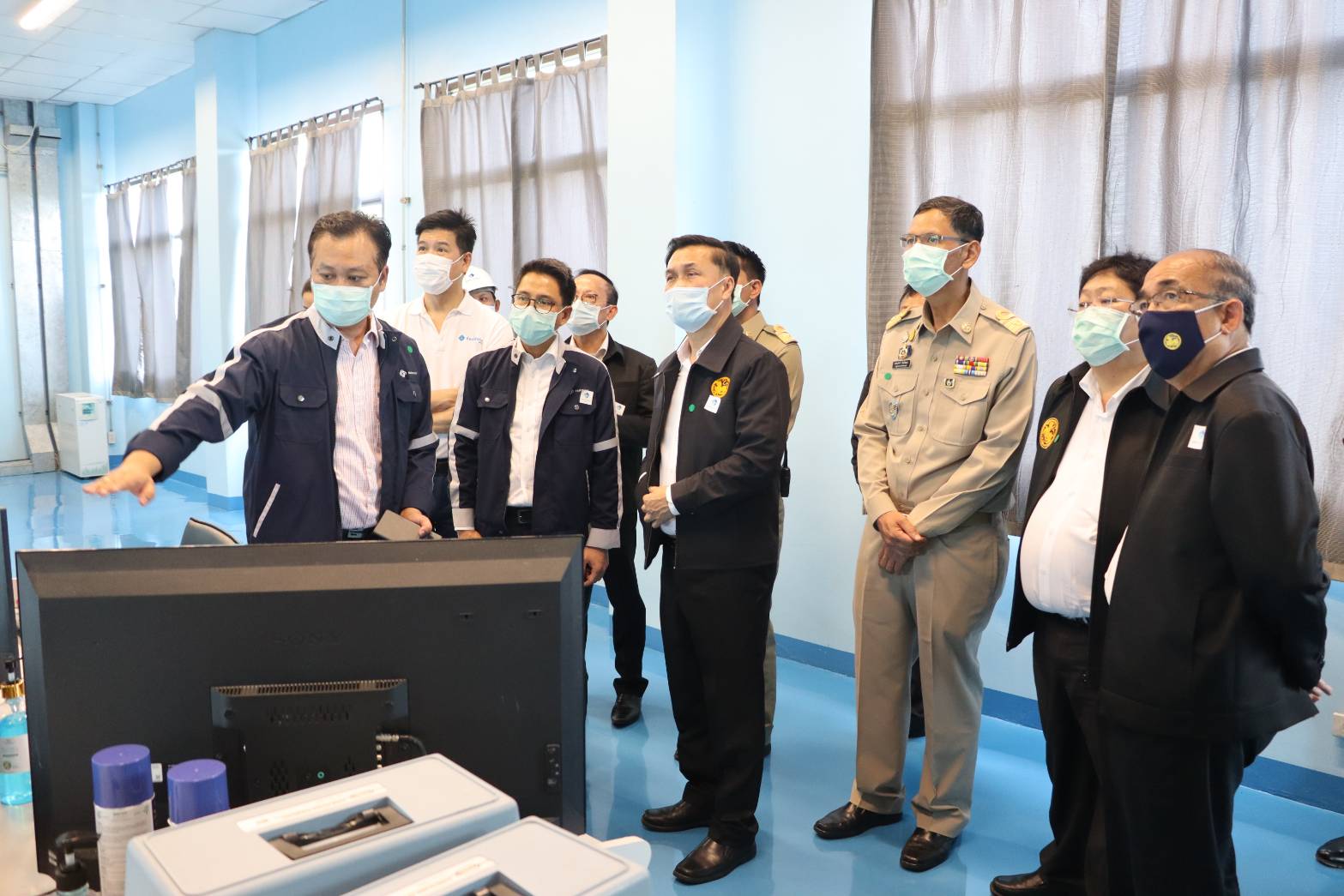 "มท.3" ลงพื้นที่ชลบุรีมอบถุงยังชีพร่วมกับอีสท์ วอเตอร์ เพื่อบรรเทาความเดือดร้อนแก่ประชาชนช่วงโควิด-19