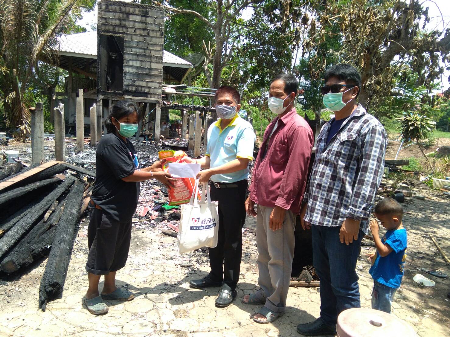 ‘พรชัย’ ส.ส.นครราชสีมา ภท. รุดหน้าลงพื้นที่เยี่ยมให้กำลังใจ พร้อมมอบถุงยังชีพและเงินช่วยผู้ประสบอัคคีภัย!