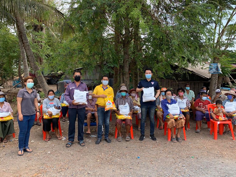 "ส.ส.กิตติชัย" ลงพื้นที่เยี่ยมชาวบ้าน อ.บางน้ำเปรี้ยว มอบสิ่งของแก่ผู้ด้อยโอกาส และผู้ป่วยติดเตียง