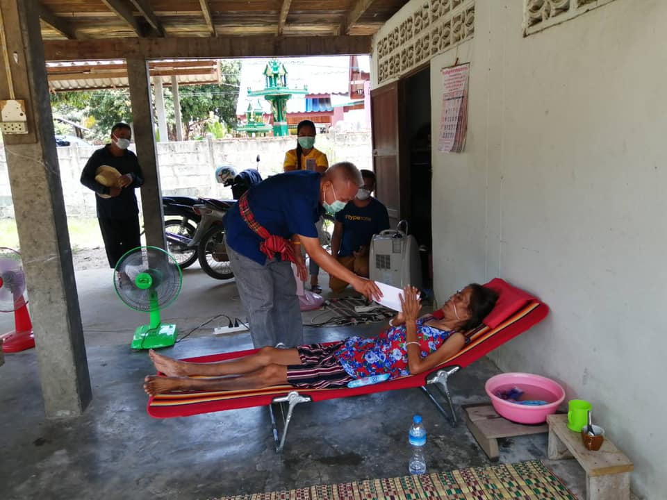 'โสภณ' ส.ส.บุรีรัมย์ ภท. รุดเยี่ยมให้กำลังใจประธาน อสม. ต.ผไทรินทร์ หลังประสบอุบัติเหตุรถจักรยานยนต์