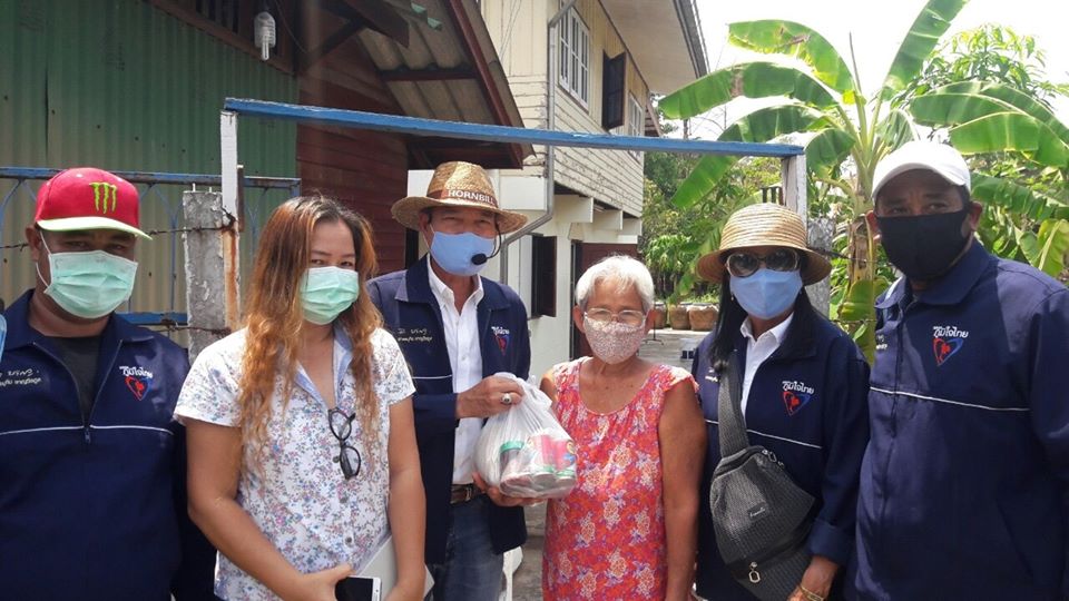 "มณฑล โพธิ์คาย" ส.ส.กทม. เขต 20 ลงพื้นที่เยี่ยมผู้ป่วยติดเตียง ผู้สูงอายุ และพี่น้องชาวชุมชนวัดทองเจ้า และร่วมทำก๋วยจั๊บ แจกพี่น้องชาวมุสลิมชุมชนอัลกุ๊บรอ ถ.พัฒนาการ เขตสวนหลวง