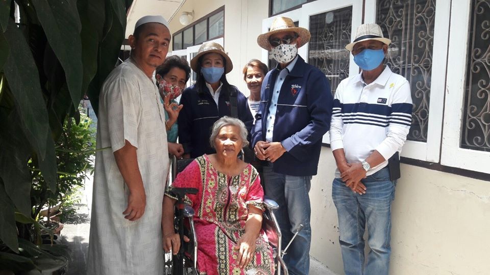 "ส.ส.มณฑล" ลงพื้นที่เยี่ยมประชาชน มอบรถวีลแชร์-ชุดโคมไฟโซล่าเซลล์-เก้าอี้ เพื่อให้ประชาชนให้ได้ใช้ประโยชน์สาธารณะ ในเขตสวนหลวง กทม.