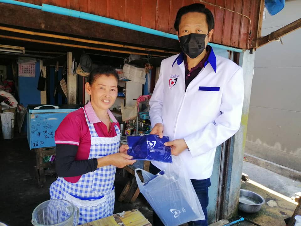 ‘โชติพิพัฒน์’ ส.ส. กทม. ภท. ห่วงใยประชาชน ลงพื้นที่พร้อมทีมงานมอบสิ่งของจำเป็นแก่ประชาชนเพื่อบรรเทาความเดือดร้อนจากพิษโควิด-19 อย่างต่อเนื่อง