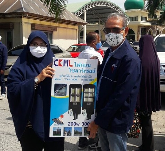 ‘มณฑล’ ส.ส.กรุงเทพฯ ภท. มอบชุดโคมไฟโซล่าเซลล์ ให้แก่พื้นที่ชุมชนดารุ้นอามีน