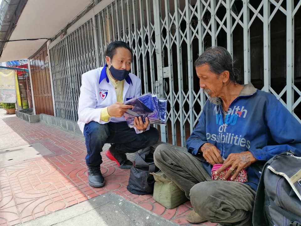 ‘โชติพิพัฒน์’ ส.ส.กรุงเทพฯ ภท. ห่วงใยประชาชน ลงพื้นที่มอบผ้าบัฟเพื่อป้องกันโควิด-19