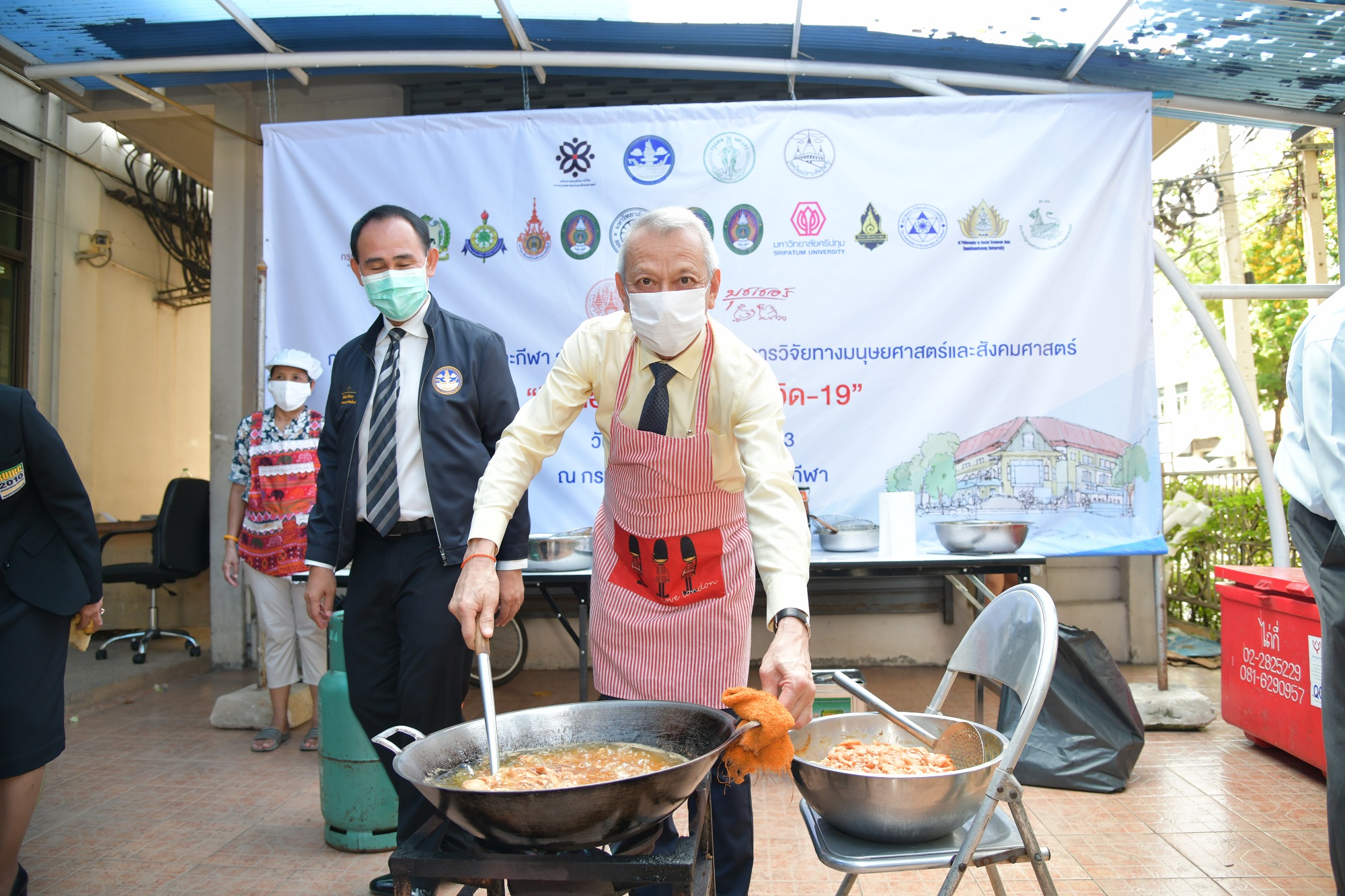ก.ท่องเที่ยวฯ จัดกิจกรรม “อิ่มท้อง อิ่มใจ สู้ภัยโควิด-19” มอบผู้แทนชุมชนนำอาหารแจกจ่ายบรรเทาทุกข์ผู้ได้รับผลกระทบ