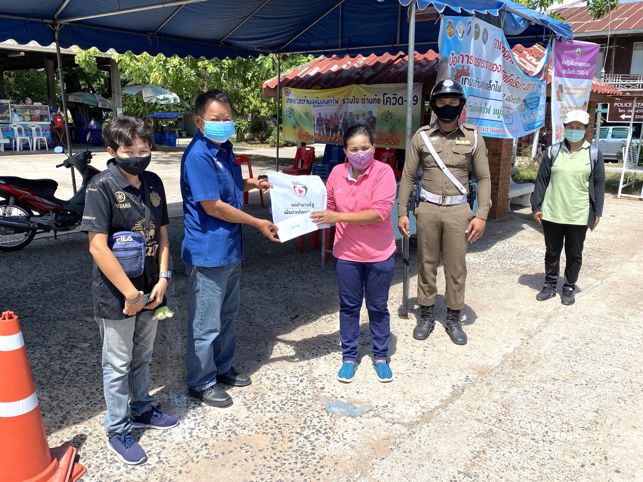 "สมบูรณ์ ซารัมย์" มอบอุปกรณ์ป้องกันการแพร่เชื้อไวรัสโควิด-19 ให้แก่ จนท.ตรวจคัดกรอง ในพื้นที่เขต 3 จ.บุรีรัมย์