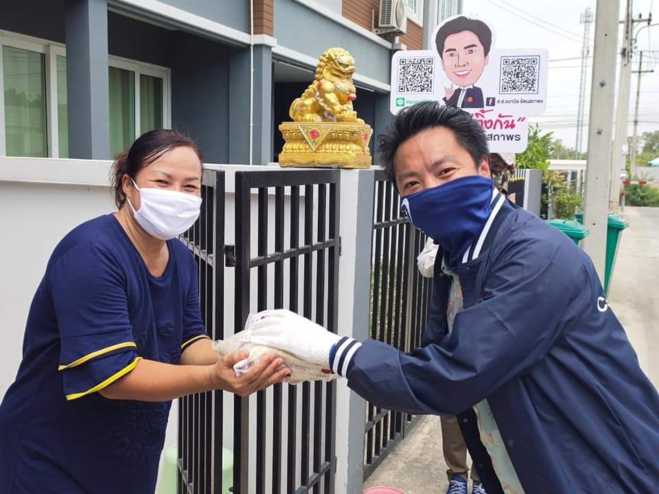 'ส.ส.อนาวิล'พร้อมทีมงาน ประสานผู้นำชุมชนลงพื้นที่เดินเคาะประตูบ้านเยี่ยมให้กำลังใจประชาชน ให้กำลังใจสู้ภัยโควิด-19 อย่างต่อเนื่อง