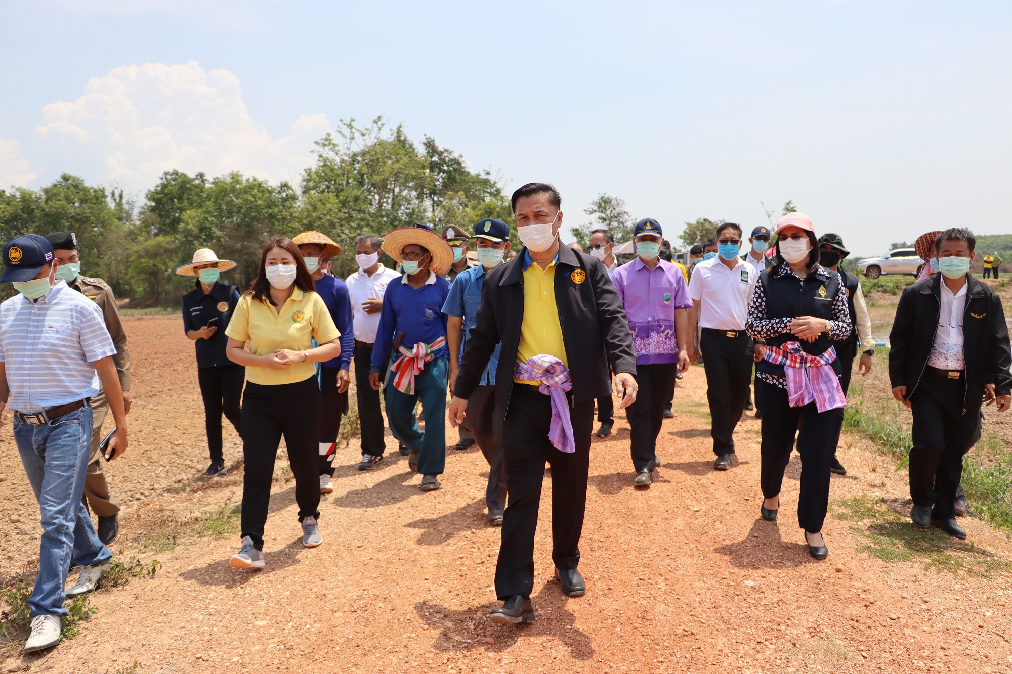 มท.3 ตรวจติดตามผลการดำเนินงาน แก้ปัญหาภัยแล้ง ขุดร่องชักน้ำเข้าพื้นที่การเกษตร และมอบพันธุ์พืชผักสวนครัวสำหรับปลูกในครัวเรือน