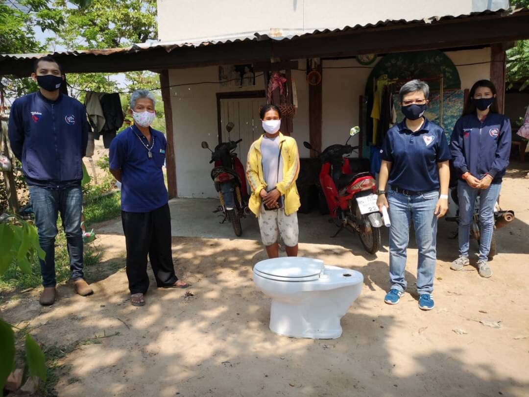 'ภูมิใจไทอำนาจ' ห่วงใยสุขภาพประชาชน นำร่องอำนาจเจริญ  เปลี่ยนโถส้วมแบบนั่งชักโครก ทุกหลัง