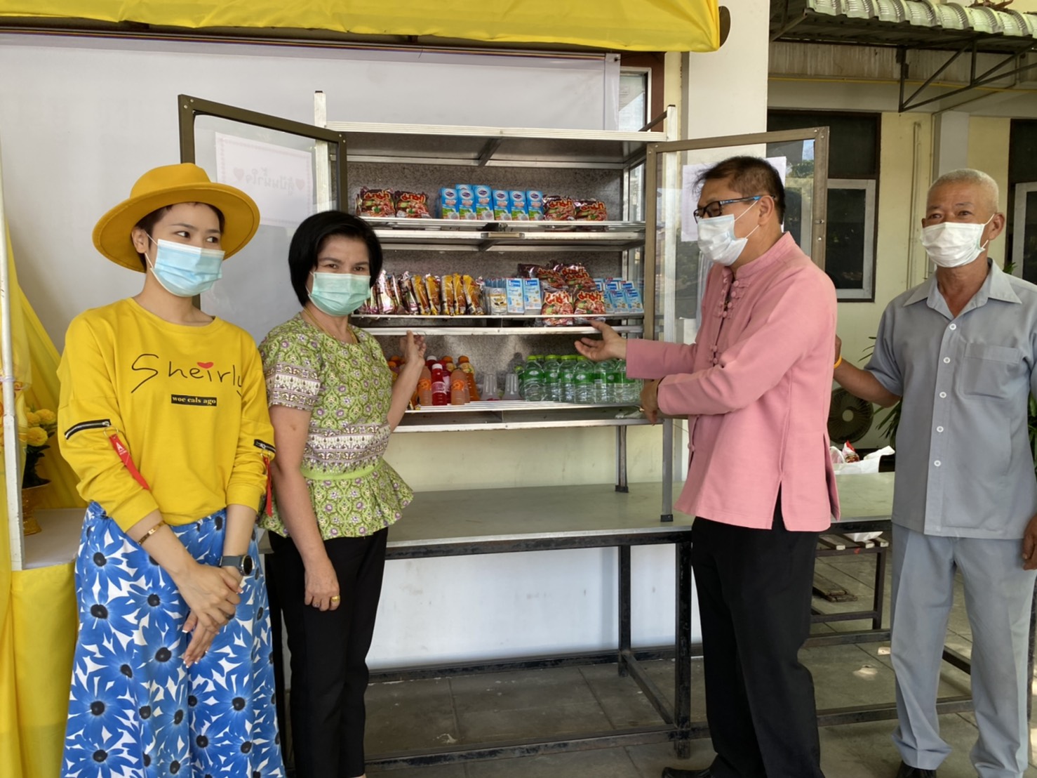 ‘ศรีนวล’ ส.ส. เชียงใหม่ แบ่งปันน้ำใจใส่ตู้ปันความสุข หวังบรรเทาความเดือดร้อน ช่วงวิกฤตโควิด-19