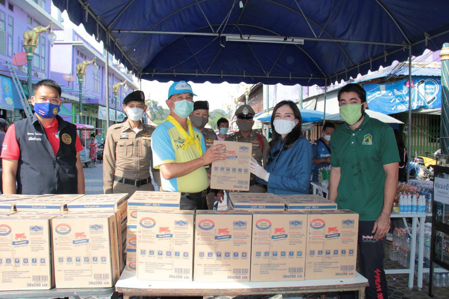 น้ำใจล้น และไม่เคยขาดหาย !! "รมช.มนัญญา" มอบข้าวสาร นมกล่อง น้ำดื่ม และอาหารแห้งอื่น ๆ มอบให้กับ "ตู้ปันสุข" ชาวจังหวัดอุทัยธานี และตามอำเภอต่าง ๆ