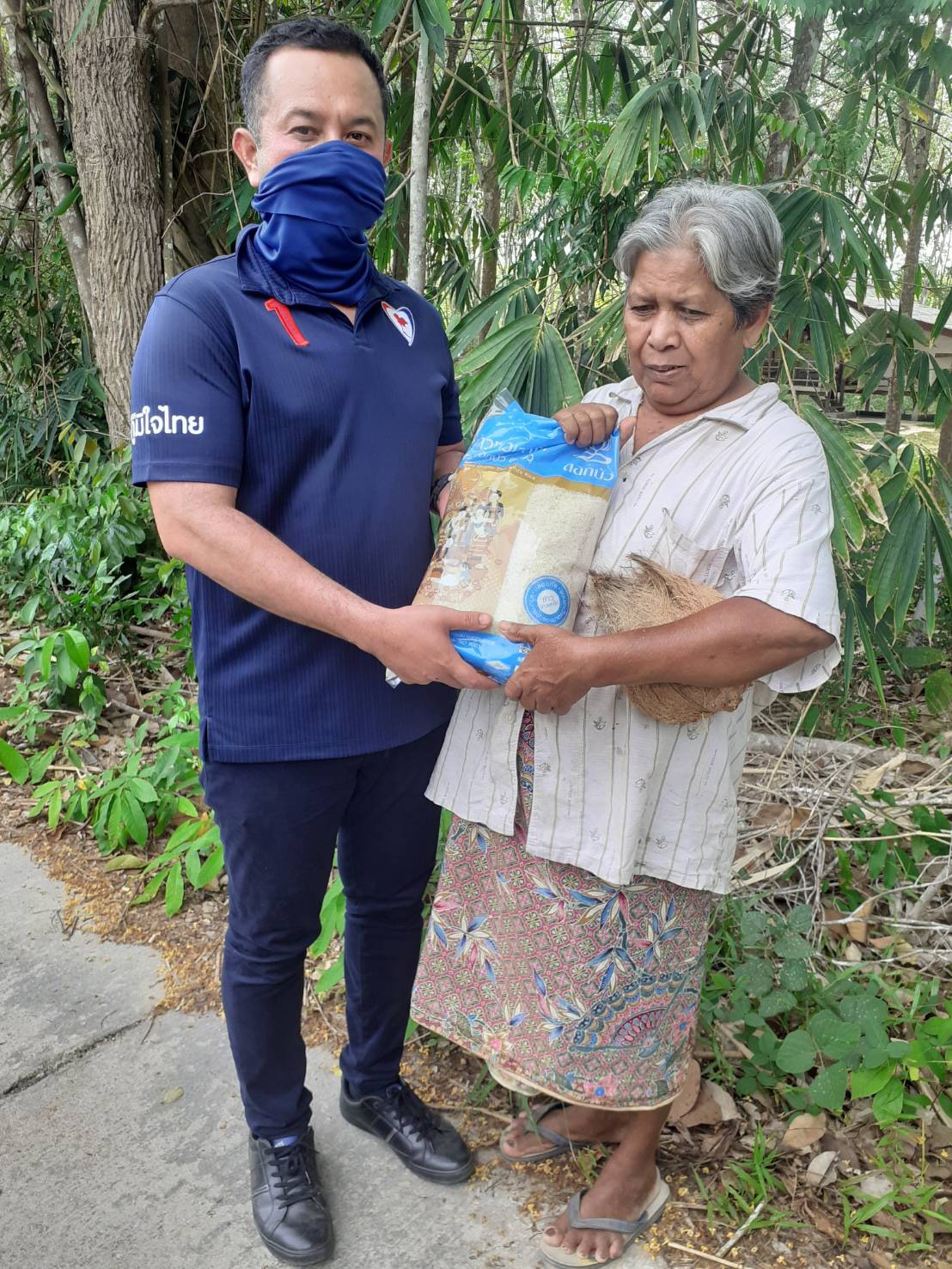 "ส.ส.ณัฏฐ์ชนน" ลงพื้นที่เยี่ยมผู้ป่วยติดเตียง และผู้สูงอายุ 4 หมู่บ้าน ของพื้นที่ ต.สะบ้าย้อย อ.สะบ้าย้อย จ.สงขลา