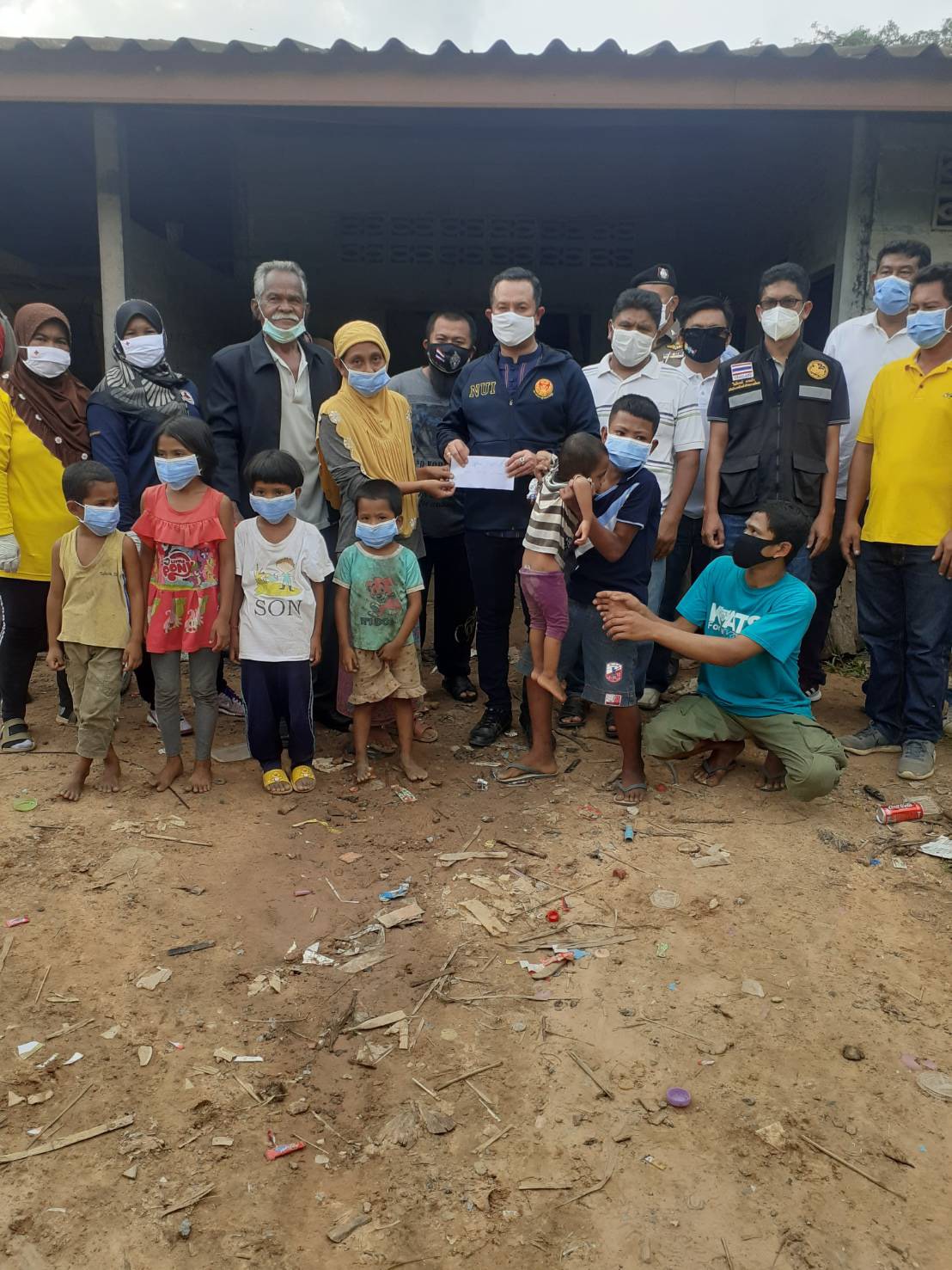 "ส.ส.ณัฏฐ์ชนน" รุด ช่วยเหลือ 15 ชีวิต ที่รอการช่วยเหลือ ในเขตพื้นที่ บ้านม่วง (หลังโรงเรียนบ้านม่วง) ต.สำนักแต้ว อ.สะเดา จ.สงขลา