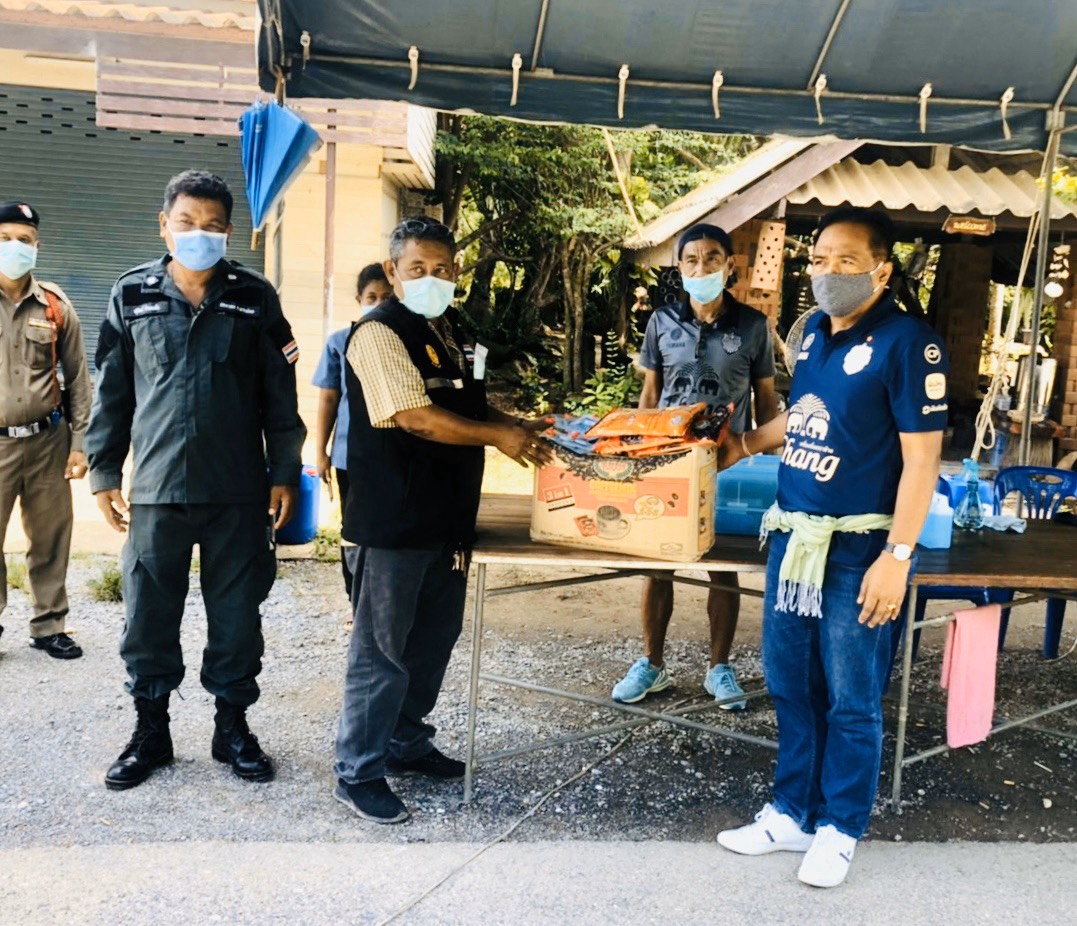 "ส.ส.ฉลอง" มอบเจลแอลกอฮอล์ แก่เจ้าหน้าที่ ณ จุดคัดกรองบ้านนาวง-บ้านลานข่อย-บ้านห้วยกรวด อ.ศรีนครินทร์ และป่าพะยอม จ.พัทลุง