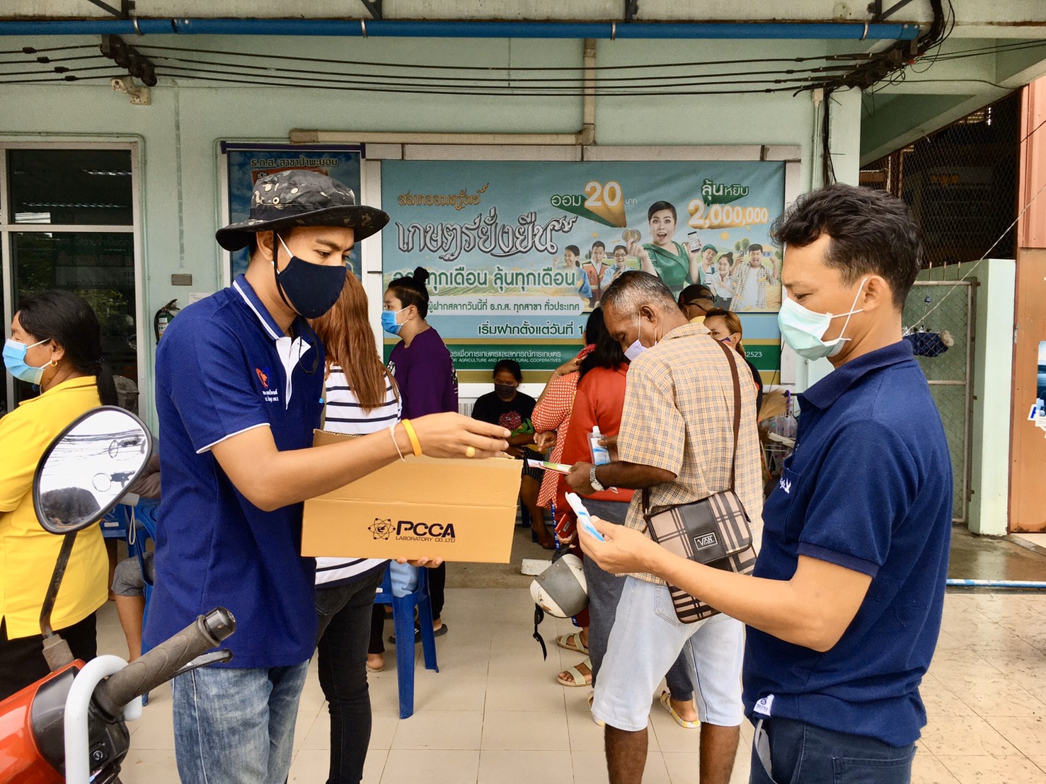 'ฉลอง' ส.ส.พัทลุง ภท. ห่วงใยประชาชน ส่งทีมงานมอบเจลแอลกอฮอล์ล้างมือให้กับพี่น้องประชาชนใน จ.พัทลุง
