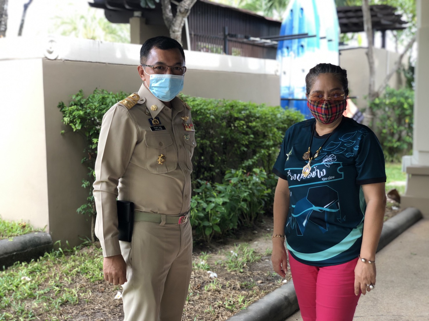 ‘ดร.นาที’ ส.ส.บัญชีรายชื่อ ภท. ห่วงใยประชาชน ส่งมอบเจลแอลกอฮอลล์ล้างมือแก่ชาวเกาะสมุย เพื่อใช้ป้องกันโควิด-19